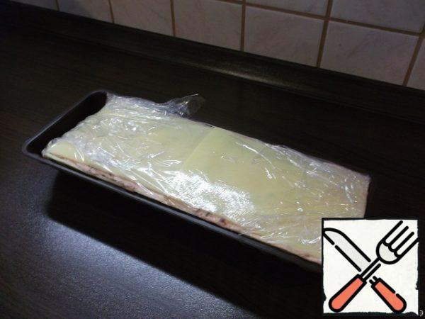 The remaining two slices of Dutch cheese cover all our beauty, and the hanging edges of the film are lifted, covering the entire terrine.
Put the terrine to cool in the refrigerator for 2 hours. I put it on overnight, i.e. I cook today and serve it tomorrow.

