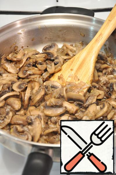 Add sliced mushrooms, fry until half cooked. Turn off the heat.