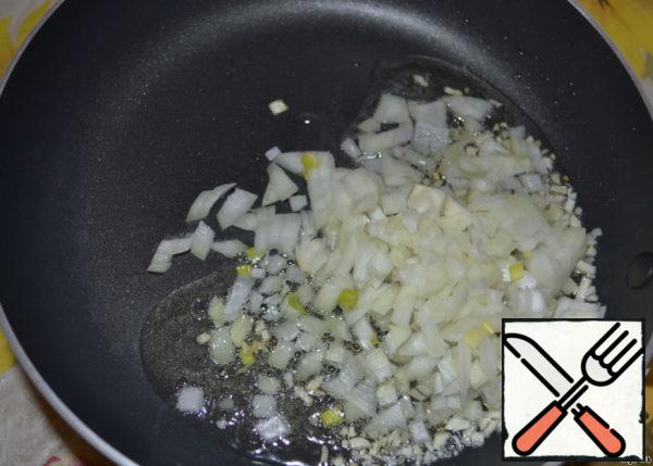 Finely chop the garlic and onion and fry in vegetable oil.