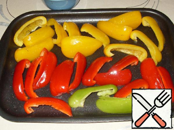 Preheat oven to 200 * C.
Wash peppers, cut into 4 or 6 parts (depending on their size), remove the core and seeds. Grease with vegetable oil and bake in the oven for 20 minutes.