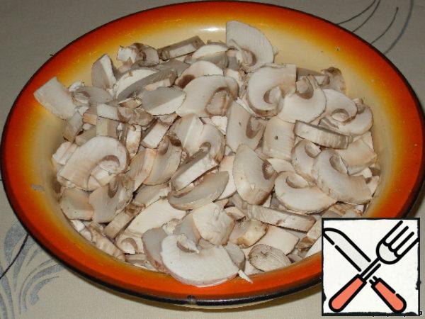 Peel the mushrooms, cut into slices. Chop the nuts. Cut the eggs into small cubes or mash them with a fork.
