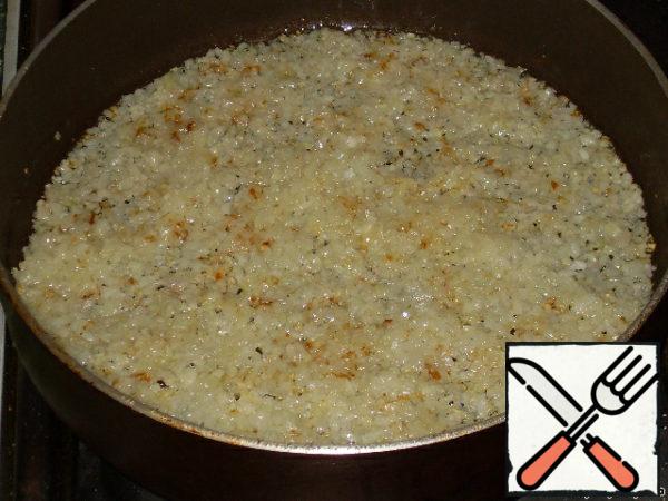 Fry the onion in vegetable oil until transparent.
