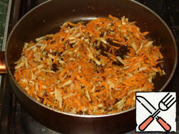 Add carrots, cut into strips. I even added a piece of celery root, sliced into strips (well, I love it, everywhere shove!!!)... all together fry until the vegetables are soft. Add garlic and cook for another 30 seconds. Drain the excess oil and put the vegetables in a bowl.