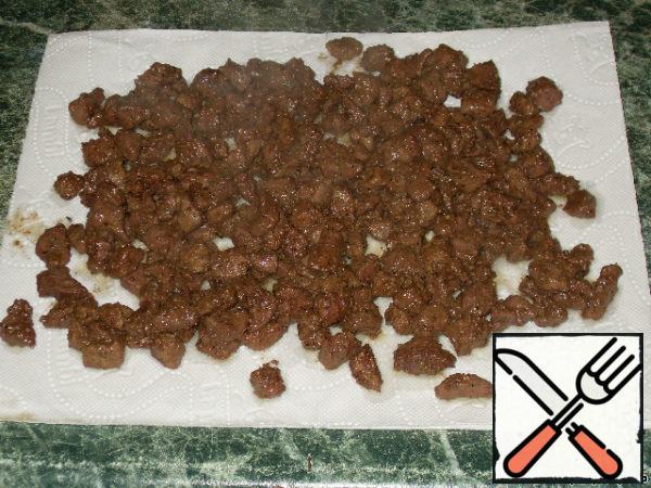Wash the liver, dry it and cut into small cubes. Fry, stirring, until tender. Put it on paper napkins.
