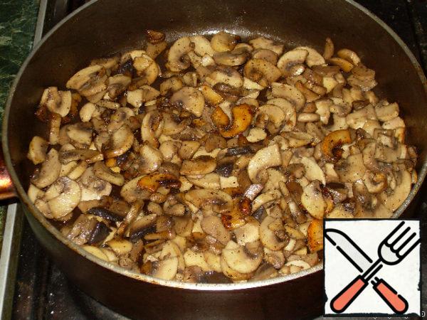 Mushrooms fry in vegetable oil until the liquid evaporates.