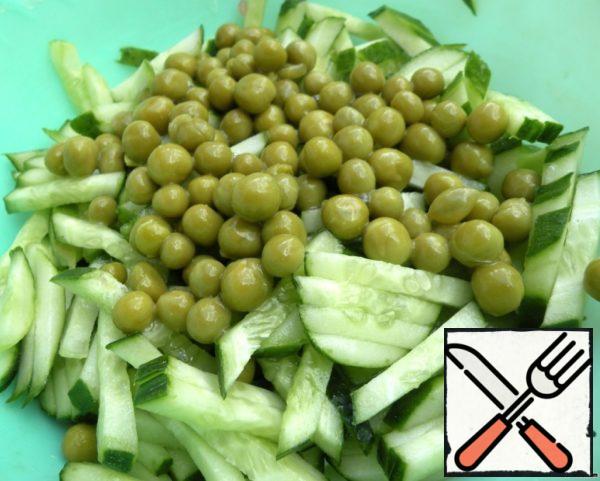Cut the cucumbers into cubes and add the peas.
