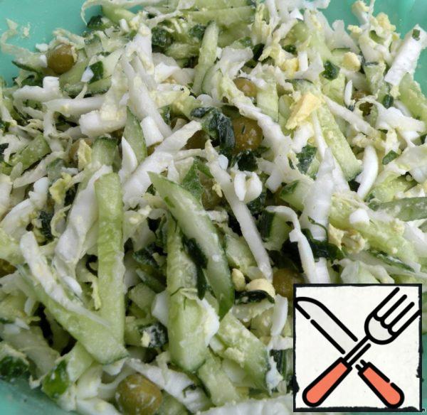 Grate boiled eggs on a coarse grater and season with salt lettuce leaves, season with mayonnaise.