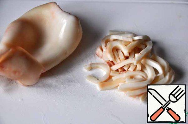 Squid clean, drop one carcass in boiling water and cook for 1 minute.
The cooled squid cut into strips.