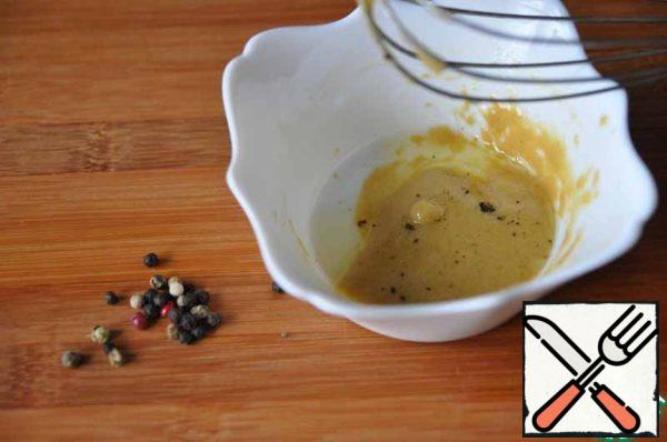 Prepare a dressing of olive oil, French mustard, a freshly ground mixture of peppers, salt and wine vinegar. Lightly whisk with a whisk.
Remember that Korean carrots have oil, vinegar and pepper.
