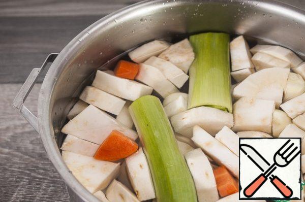 Fill the vegetables with three liters of water and bring to a boil. Cook for 30 minutes. Do not forget to collect foam with a slotted spoon!