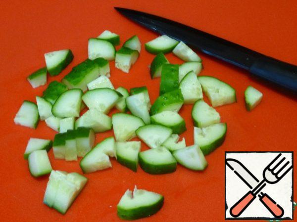 Cut the cucumber into cubes.
