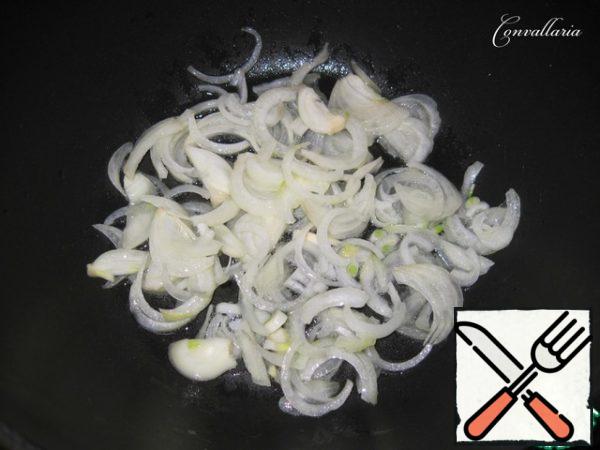 Onion peel, cut into half rings and fry for 4-5 minutes in olive oil (2 tbsp) over medium heat.