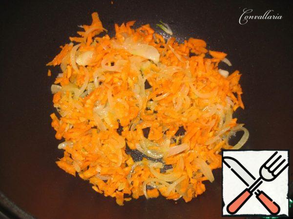 Peel the carrots and grate on a coarse grater.
Add the carrots to the onion and fry on low heat for a couple of minutes.