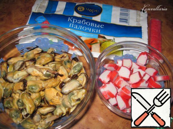 Unfreeze the mussels and rinse thoroughly.
Crab sticks coarsely cut.