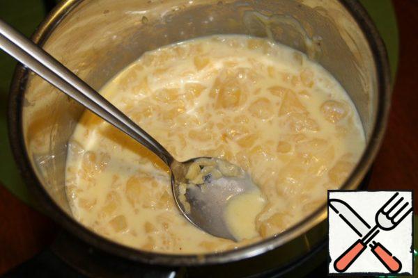 In the milk, ready to boil, add the cheese and, without ceasing to interfere, wait until the cheese begins to melt.