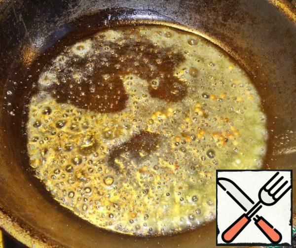 At this time, heat in a frying pan ghee melted oil (it does not burn so it we fry the rest of our spices). Put in the heated oil on a pinch of turmeric, fenugreek and coriander.