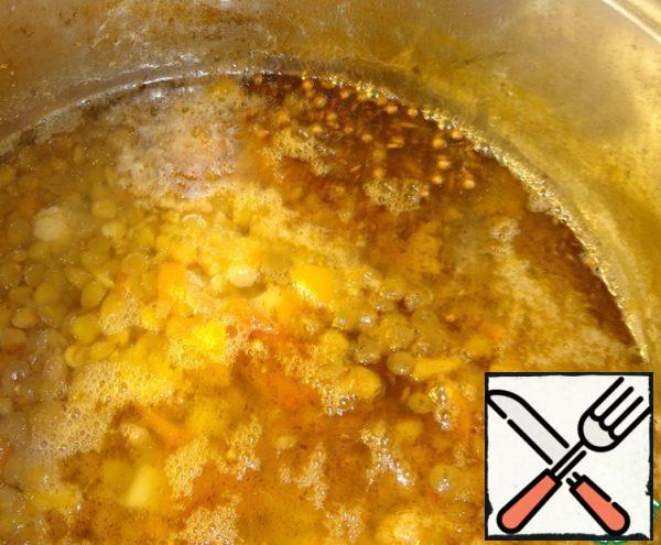 When the seeds start to click, turn off the pan and transfer the contents to the soup. Squeeze the lime juice and add 2-3 tablespoons to the soup. Turn off our ready-made soup and serve it to the table.
