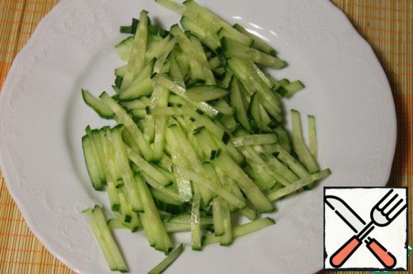 Cut the cucumber into strips.
