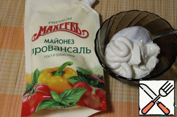 Prepare the sauce by mixing mayonnaise and natural yogurt.