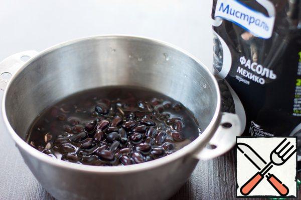 Beans must be soaked for at least 4 hours, I soaked overnight. I got these little black beans from Mistral in Mexico. In principle, here be appropriate any other beans-white, red, black eye. As long as it wasn't too big and after cooking keep the form.