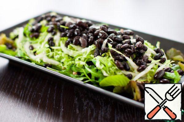 Put the remaining beans on the cabbage, add salt and pepper again.
