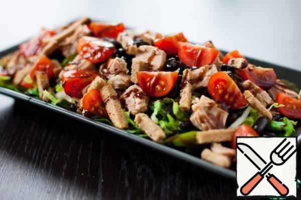 Put cherry quarters and tuna slices on top, sprinkle with crackers, sprinkle with olive oil and balsamic.