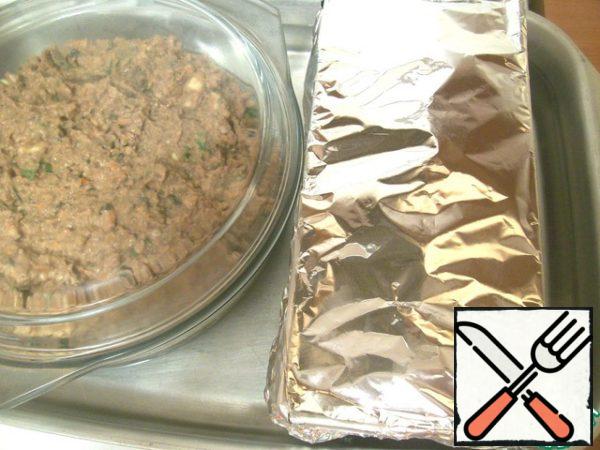 Then we take a deep frying pan, put a form with terrine there (I have enough minced meat for 2 forms, I took a round glass bowl, we don't line it with bacon) and pour boiling water half the height of the form. Put this structure in a preheated 200 degree oven and bake for about 1 hour.

