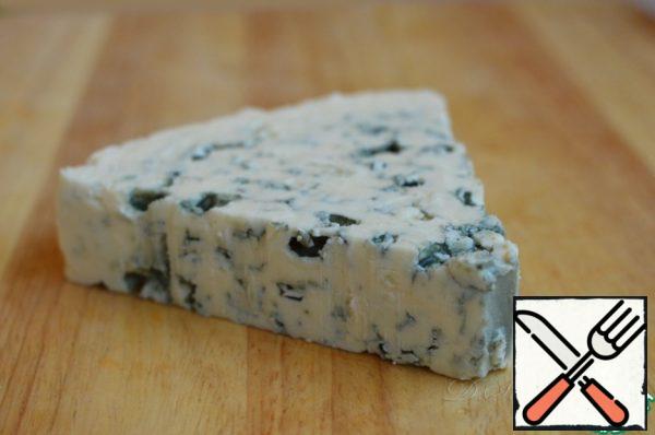 I love blue cheese with mold, its bright taste and sweet smell. In large quantities and every day it will not eat, but you can treat yourself to the holiday.