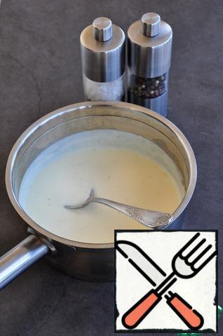 Pour the milk, stirring constantly to avoid lumps, salt, pepper, add the nutmeg. Cook for 3-4 minutes, once the mixture starts to thicken, remove from heat, slightly cool and that sauce was a little dried out, cover with cling film.