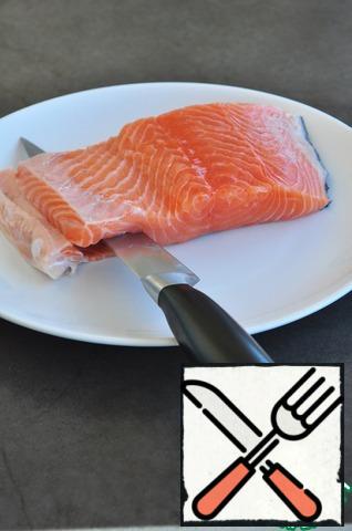 Trim the abdomen to the skin, then, holding the skin with his hand, gently remove it with a knife. It is more convenient to do it all on a cutting Board.