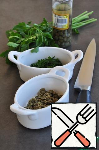 Chop finely a tablespoon of capers (or olives) and parsley.