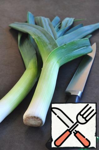 Cut off the white part of the leek, we do not need it. The green part to disassemble the leaves, wash, blanch in boiling water until soft.