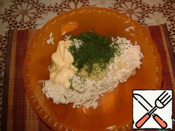 Mix grated cheese, garlic, dill, mayonnaise. Mix everything well.
