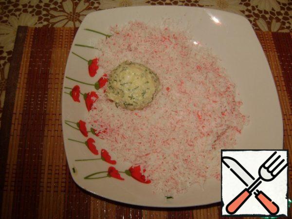 Take each ball and roll it in grated crab sticks.