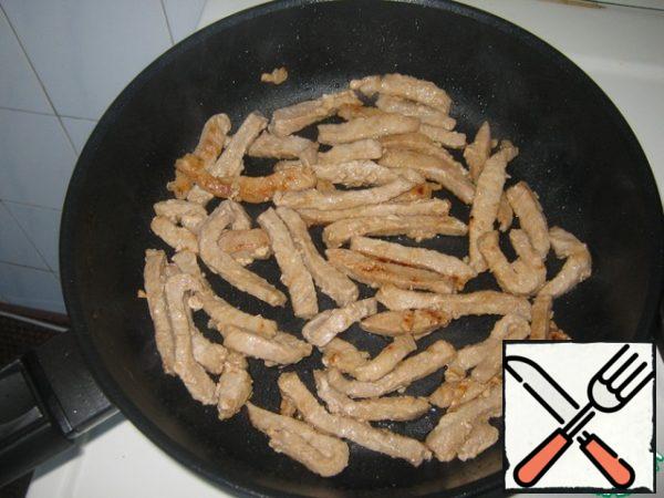 Meat quickly fry over high heat in vegetable oil.