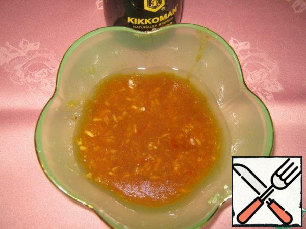 Prepare the dressing. Mix soy sauce Kikkoman, vegetable oil, garlic, wine vinegar, ginger grated, sour sweet Chinese sauce (I took ready), chili sauce (to taste), all mix well with a whisk. If wine vinegar 6%, like mine, then you first need it to grow according to the instructions 1:1.