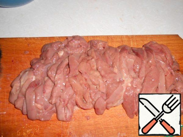 The first thing we need to do is fry the liver. I wash it, cut it into cubes and send it to fry, not forgetting to add salt.

