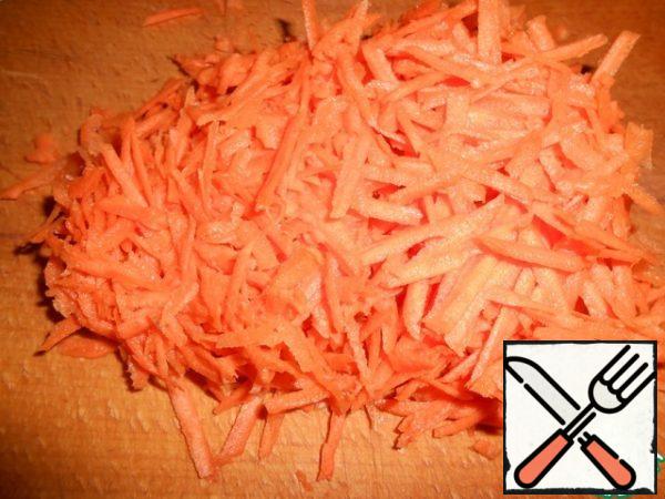 Grate on a coarse grater carrots.