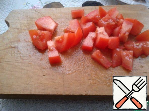 Tomatoes cut into small pieces.
In the original are cherry tomatoes, cut in half, in my refrigerator did not have them.