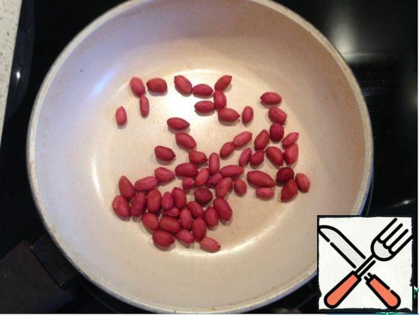 Fry the peanuts in a dry pan (do not clean).