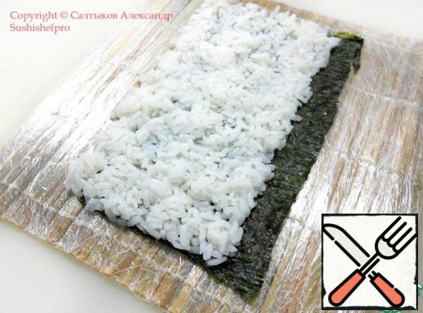 Distribute the remaining rice so that the opposite edge was a strip of "nori", unfilled rice, a width of about 1 cm.Look at the photo.