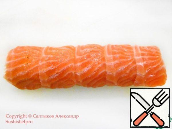 We spread the fish on the roll so that it covers it from three sides.
