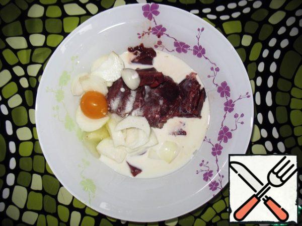 In a blender, chop the liver, onion. Pour in the milk, break the egg.
Add salt to taste, I added 0.5 tsp.
