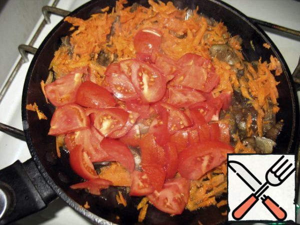 For the filling decided to take the mushrooms, the season is just now. I have already boiled and frozen.
From mushrooms to evaporate the liquid, add the sunflower oil and fry. Add grated carrots and sliced tomatoes. Fry over medium heat for about 15 minutes.