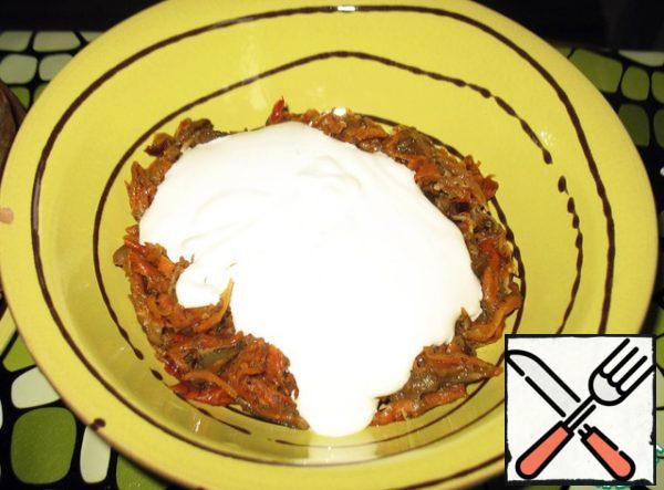 Let the vegetables cool for a few minutes. Add sour cream. We all love her, so I didn't regret it. Mix the filling.
