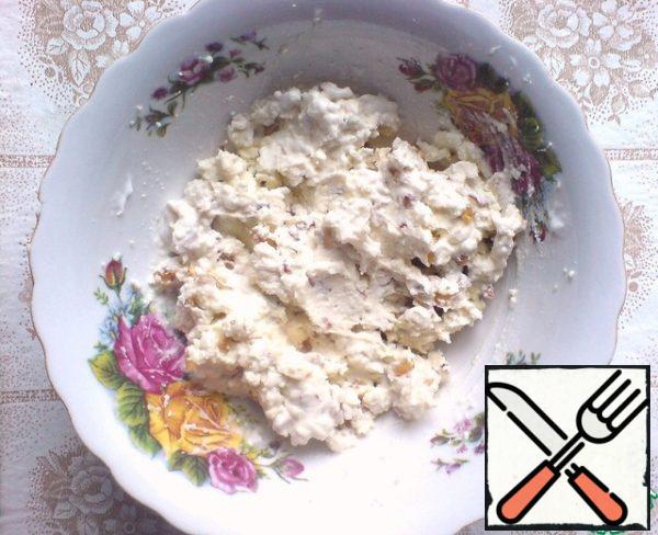 Grind the yolks. Chop the onion very finely, fry in vegetable oil. Remove excess oil from the onion. Mix yolks, onion, mustard, salt, and season with mayonnaise.
