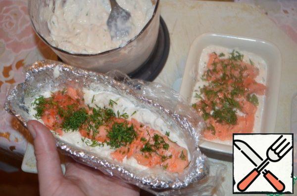 Then spread the slices of red fish. Sprinkle with salt and the remaining finely chopped dill. It's beautiful, isn't it?
