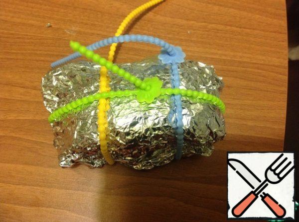 Cut the baking bag and drain the juice (it may still be useful).
Wrap the meat in foil and tighten with harnesses. Let it cool for at least 4 hours, it is better to leave it in the refrigerator overnight.