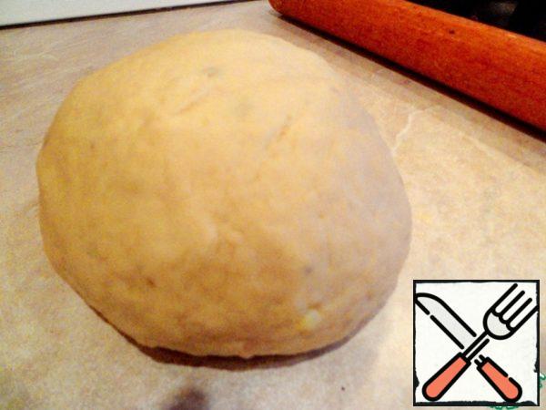 Add the flour in the puree, knead to get an elastic dough, it all depends on the degree of starchiness of the potatoes. The potato dough is more airy and delicate than that made with only flour. Leave the dough aside to rest.