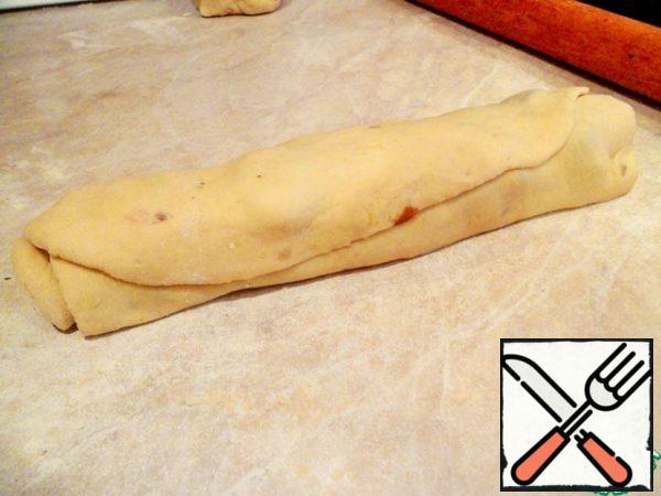 Roll the dough with the filling into a roll.
